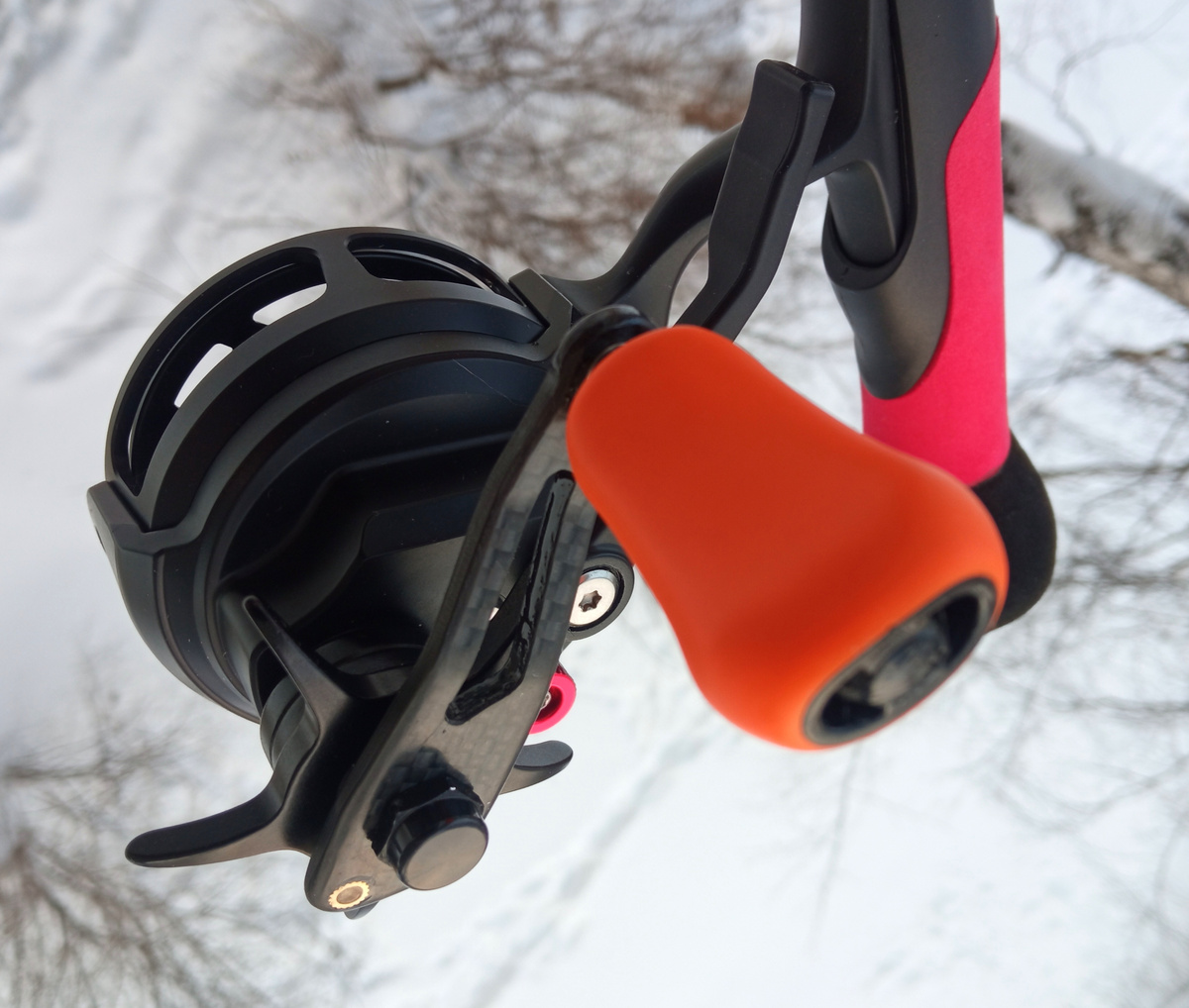 Яркий кноб как ручка стоп крана )) Реакция на поклёвку и быстрый хват, чтоб крутить рыбу - обеспечен.