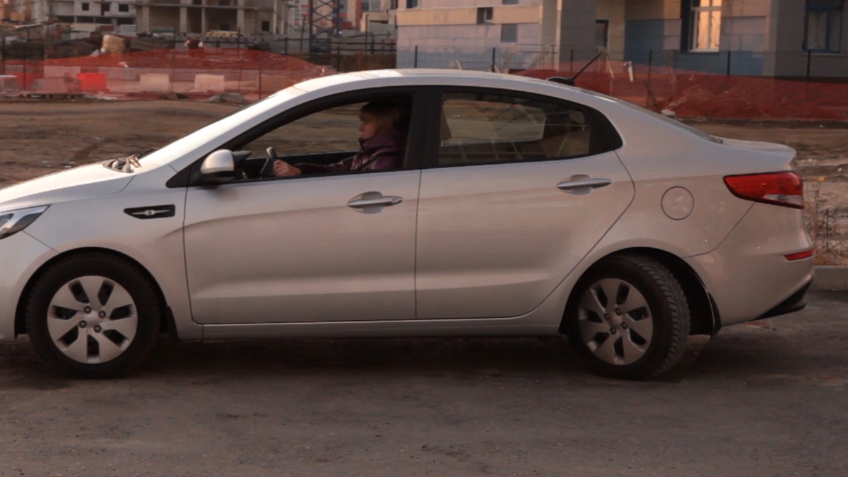 Когда двигаешься задом, какие колеса поворачиваются? Передние или задние?