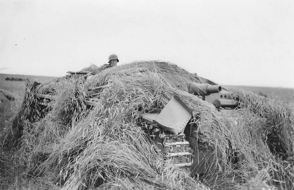 Масикровка немецкой бронетехники от наблюдения с вохдуха