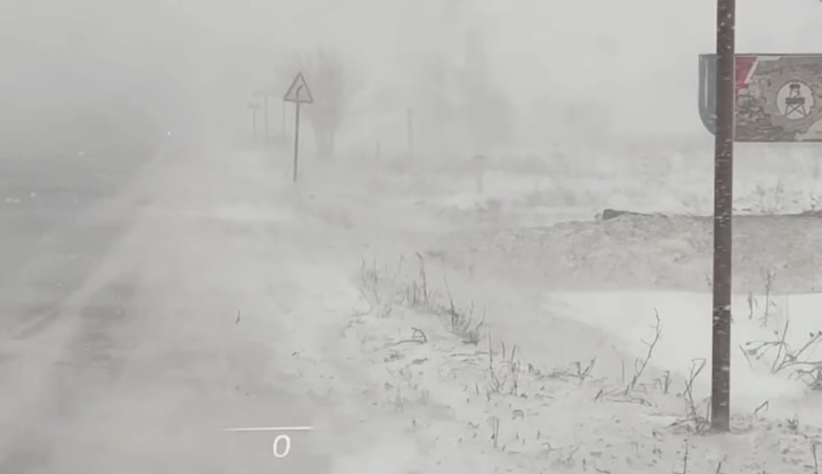    В метели не видно дороги: Сильный снегопад накрыл западную часть Оренбургской области