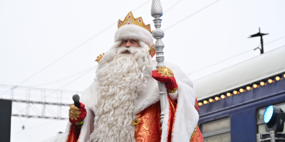 Екатеринбуржец нарисовал огромного Деда Мороза на заснеженном хоккейном корте