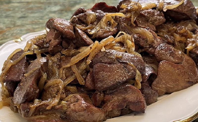 Мягкая куриная печень с луком: секрет ресторанной нежности, которую легко повторить дома