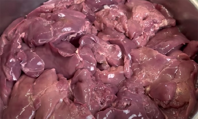 Мягкая куриная печень с луком: секрет ресторанной нежности, которую легко повторить дома