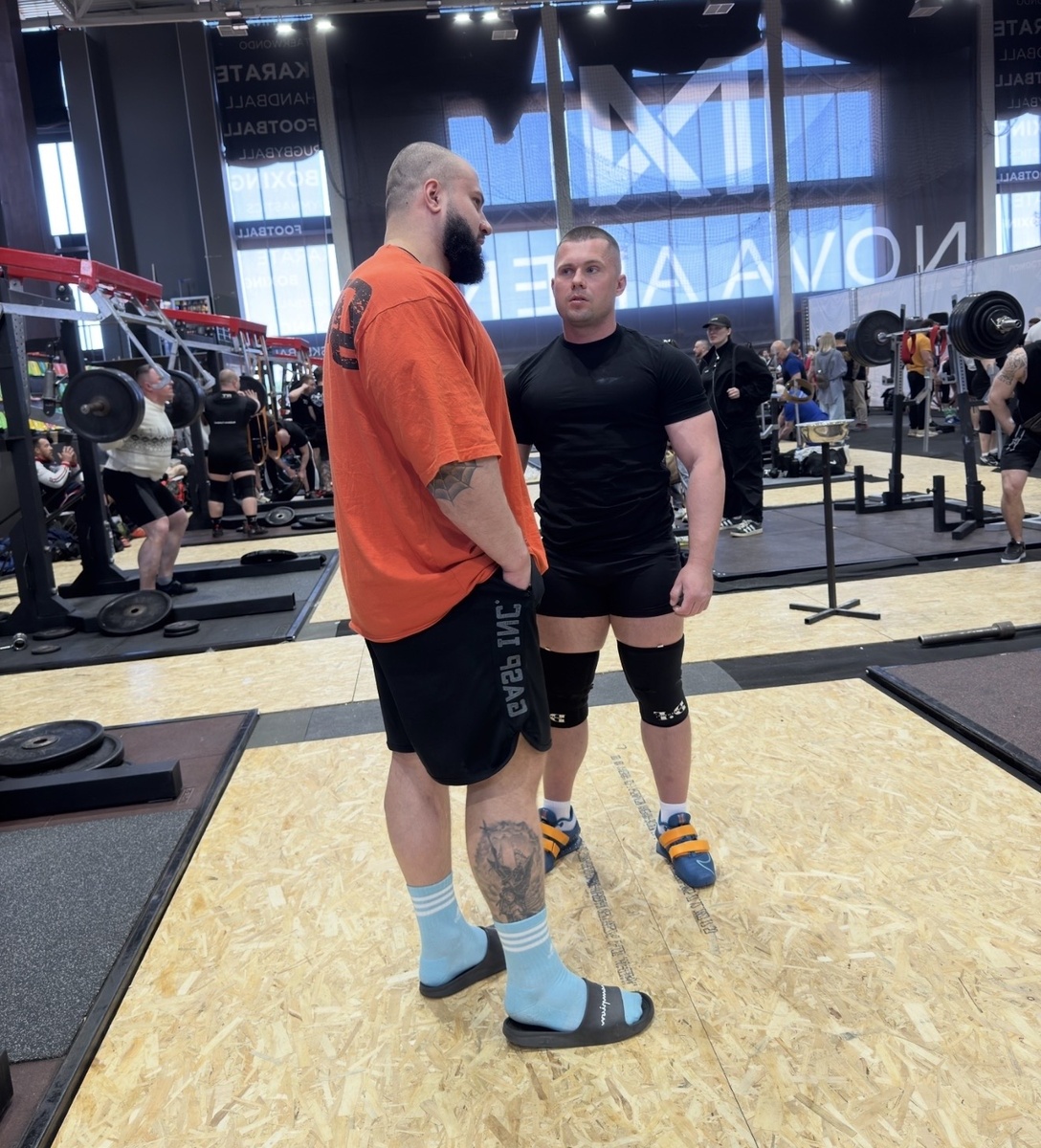 на фото слева парню 20 лет (мой хороший знакомый, добрый и целеустремленный человек, бодибилдер)