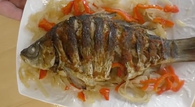 Готовим простую рыбу так, что в ней не остается ни костей, ни речного запаха: секрет сочного карпа в домашних условиях