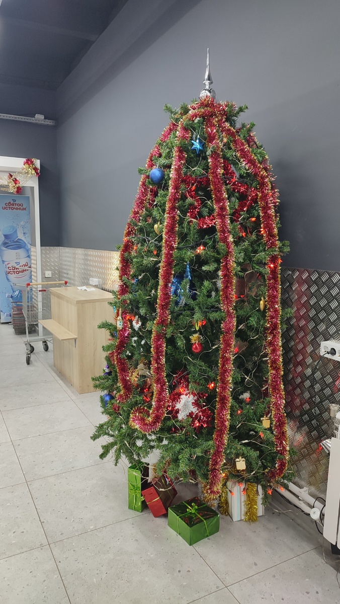 Сельская ёлка в магазине