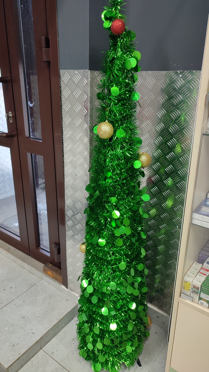 Ёлка у аптеки