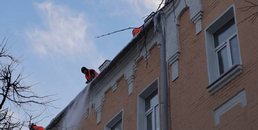 В Смоленске ГУК приступила к активной борьбе с сосульками