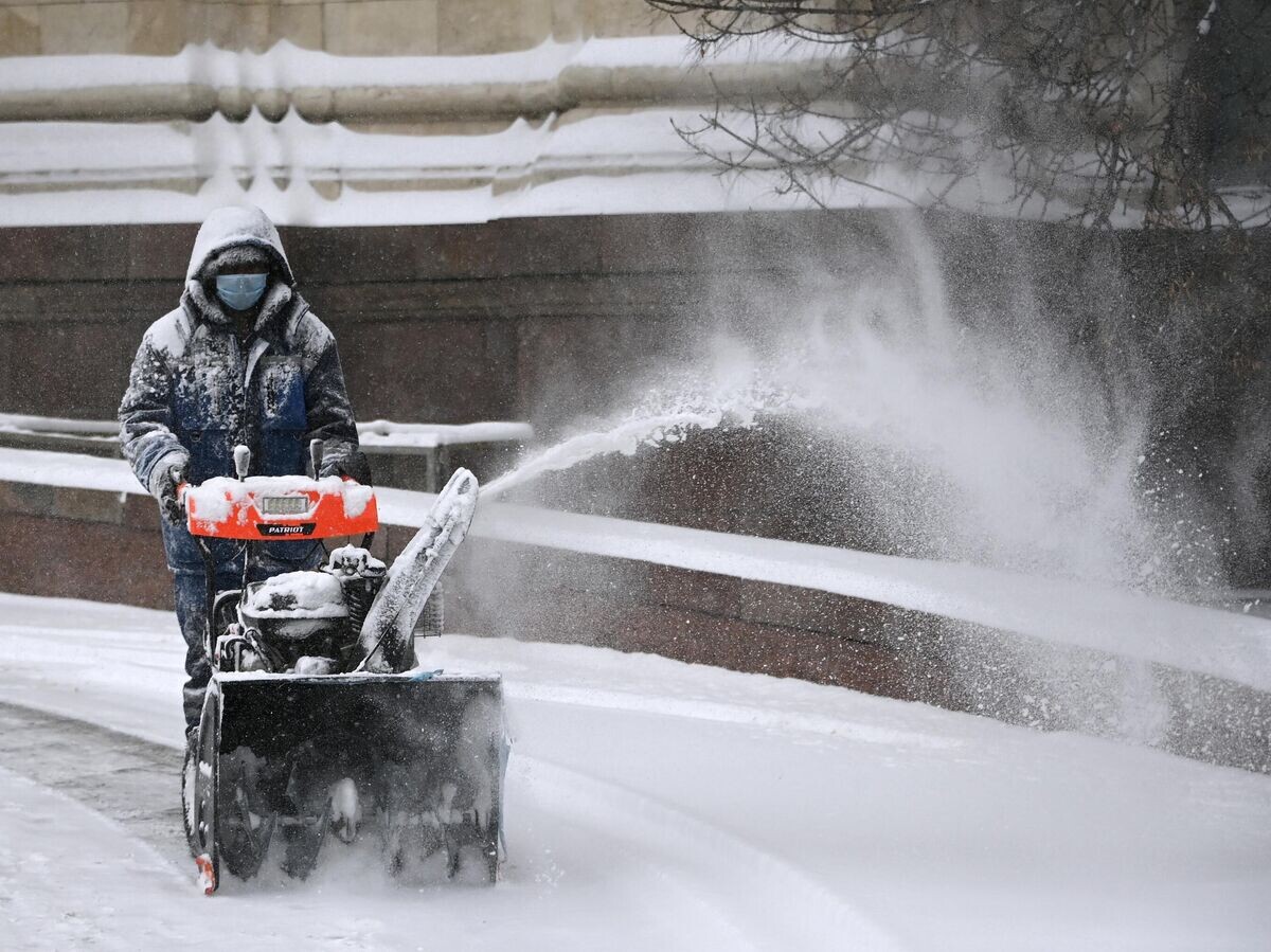    Сотрудник коммунальных служб убирает снег на улице в центре Москвы | © РИА Новости / Григорий Сысоев