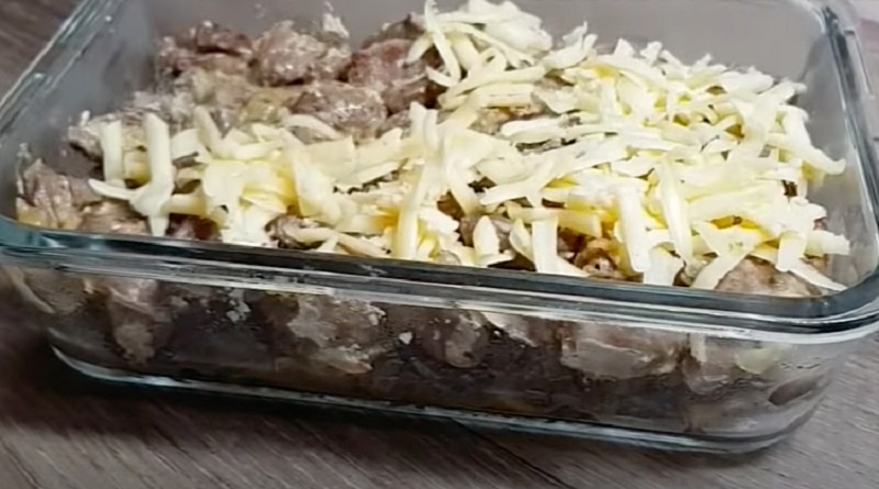 Куриные сердечки с грибами под сыром: домашняя закуска, которую никто не оставит на тарелке