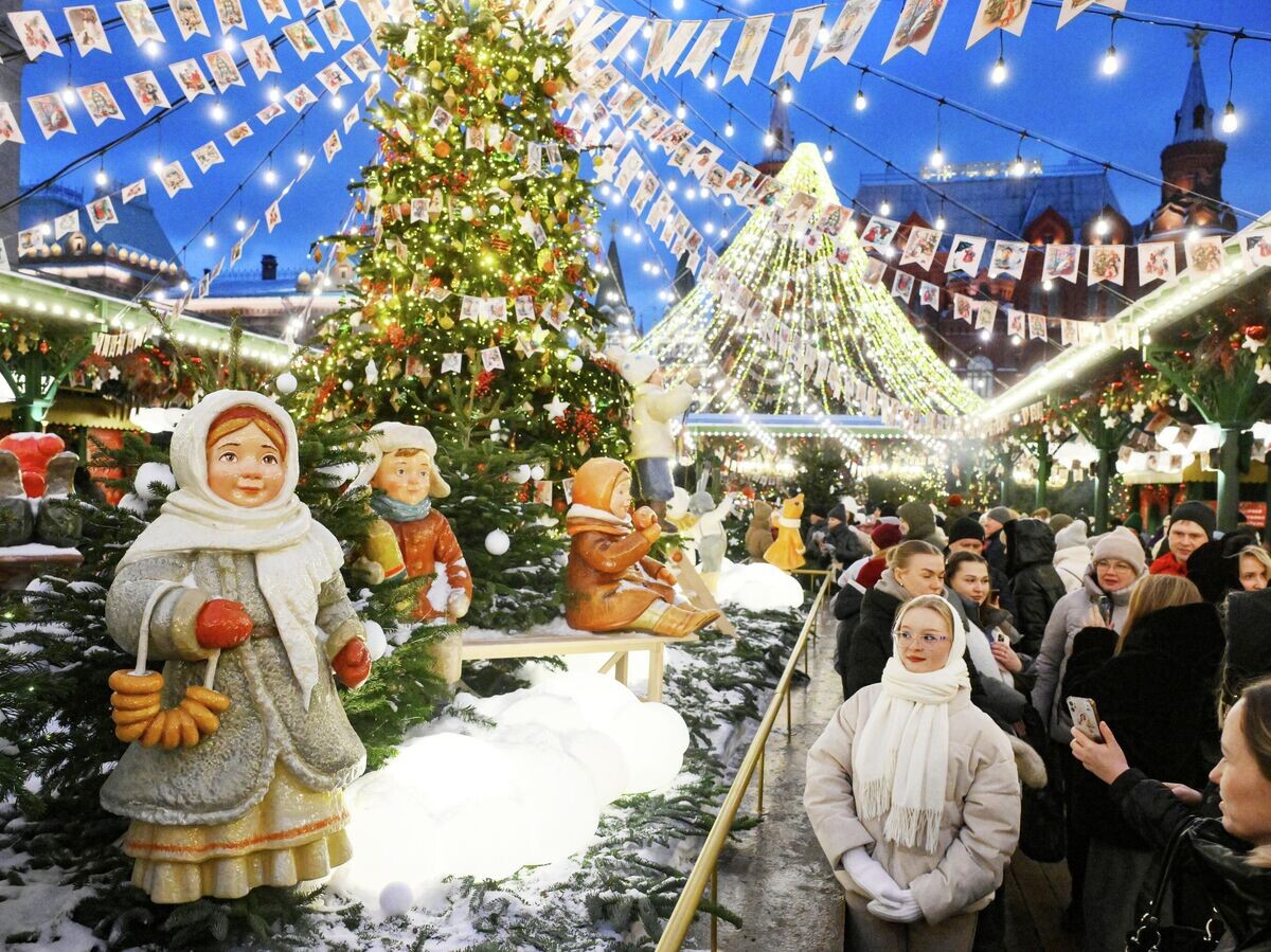    Праздничная иллюминация и новогодние украшения на Манежной площади в Москве | © РИА Новости / Илья Питалев