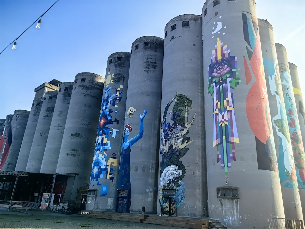 Граффити на бетонных конструкциях элеватора. Листайте, чтобы увидеть муралы с другой стороны