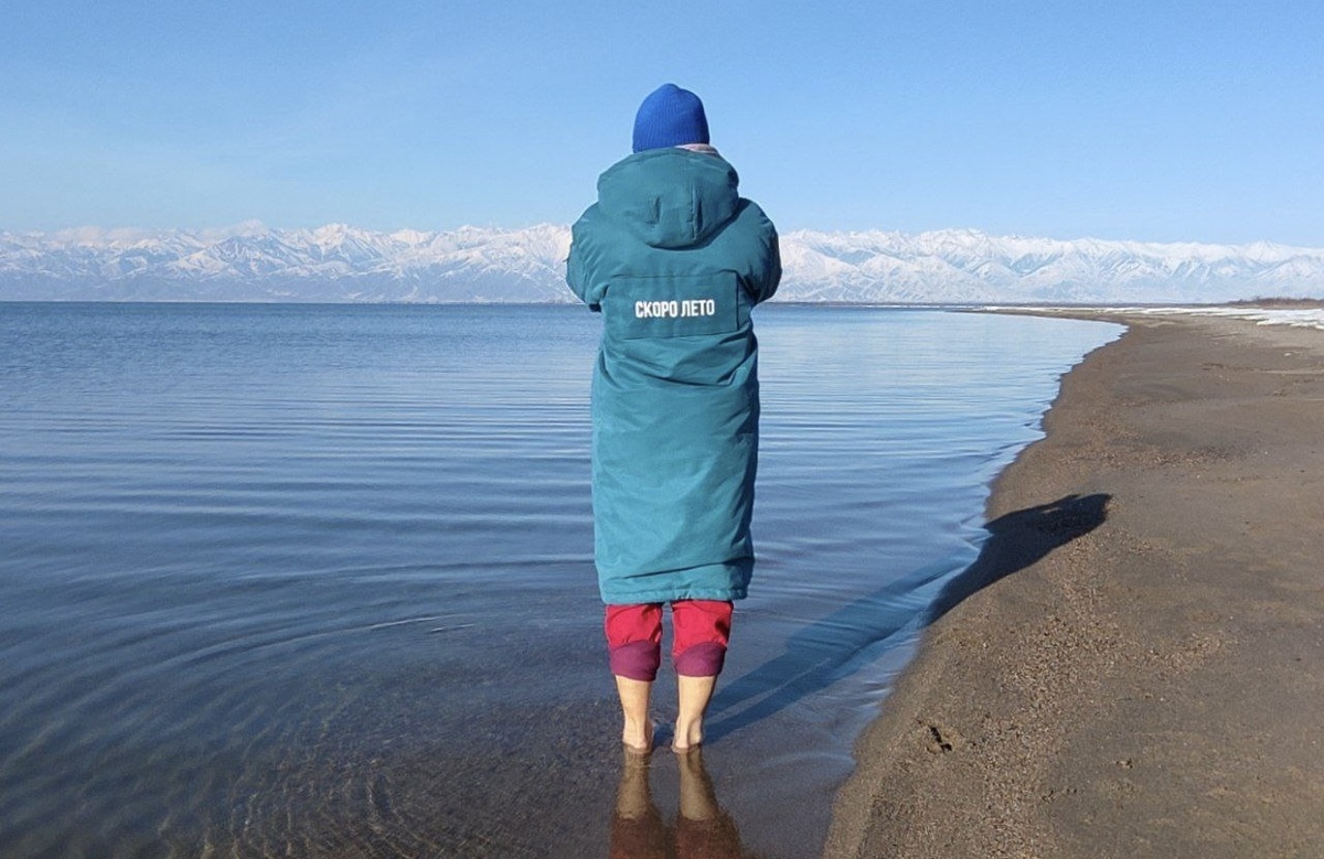 Это холодный и красивый Иссык-Куль. Мы в Кыргызстане)