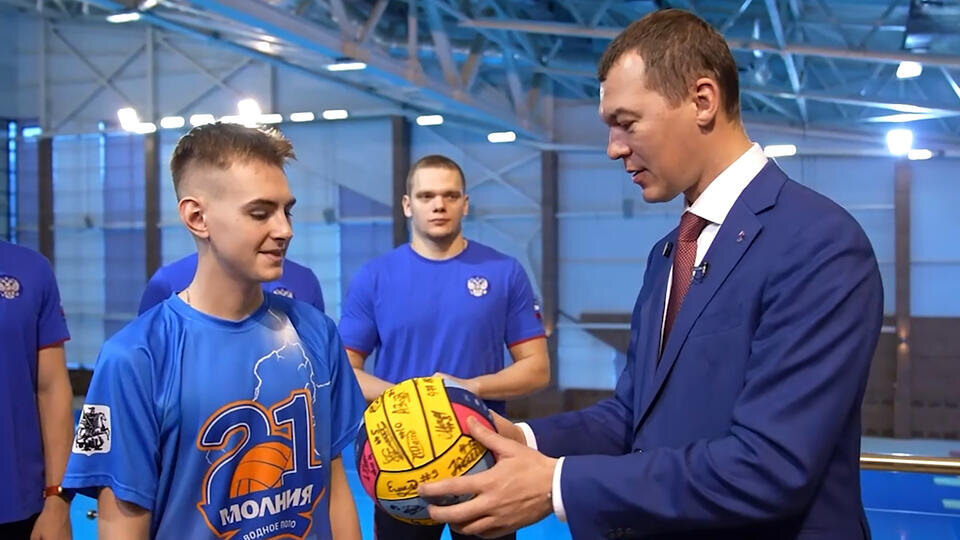     Дегтярев подарил мальчику из Москвы мяч с автографами в рамках "Елки желаний" РЕН ТВ