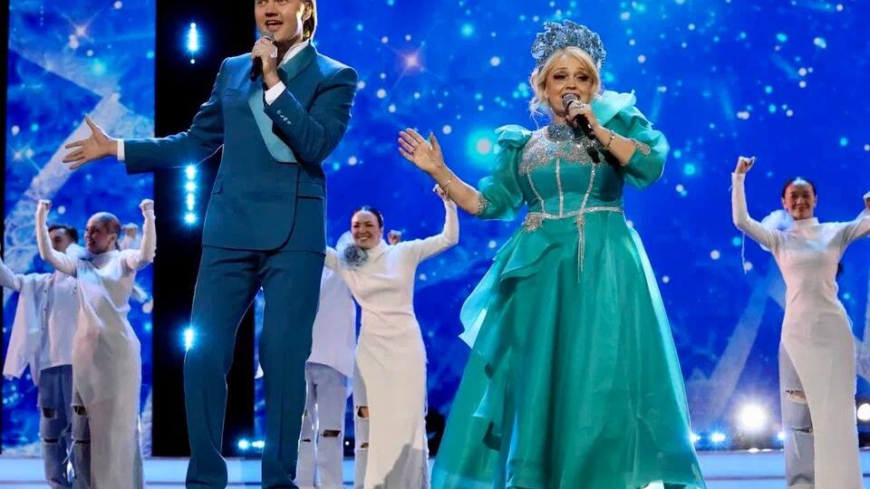 «Выключите же ему микрофон»: Новогодний концерт Надежды Кадышевой на Первом был безнадежно испорчен