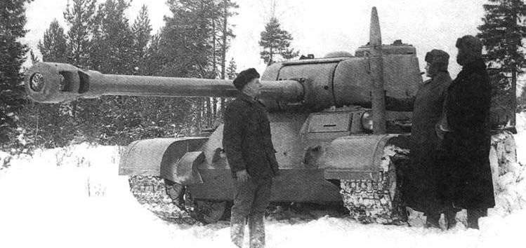 122-мм орудие сильно выделяется своими размерами