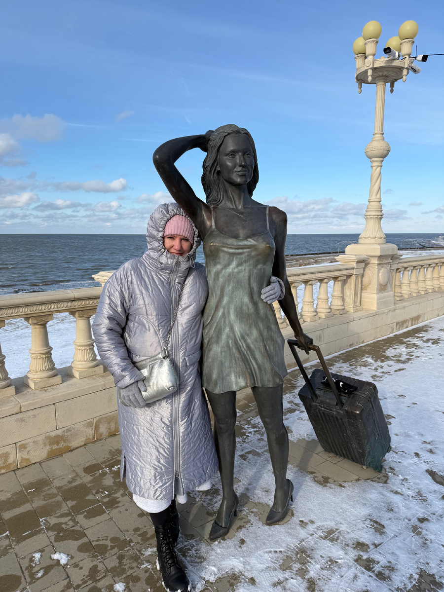 Фото автора канала. Оксана в обнимку с девушкой в сарафане! Мороз и солнце, 1 января 2026 год.