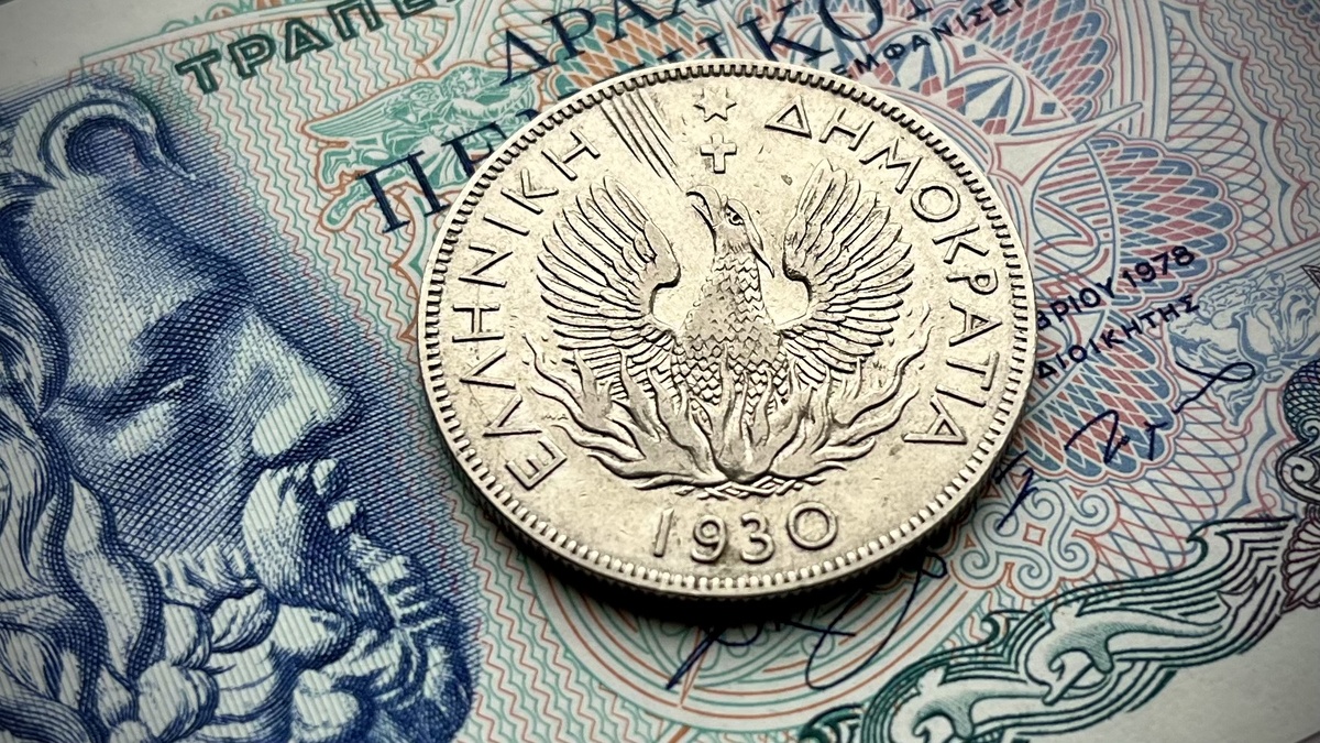 Орёл — не парит, а распростёр крылья над пламенем, словно защищая искру жизни. Это дух народа, который не сломить...