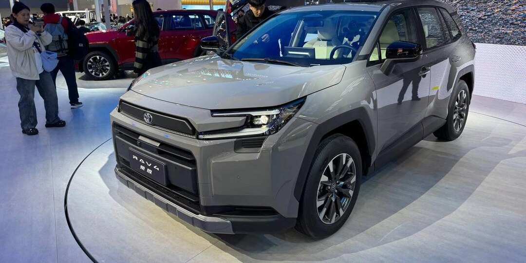 Сколько будет стоить новый Toyota RAV4 в России. Заказы начали принимать