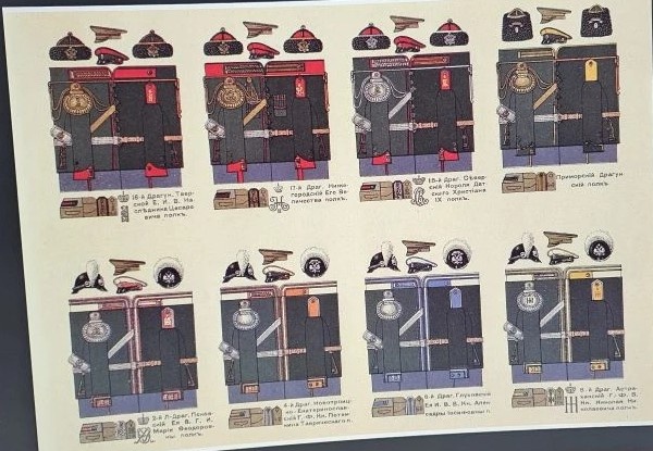 Формы драгунских полков Русской Императорской Армии. Нижний правый угол - 8-й Драг. Астраханскiй Г.-Ф. В. Кн. Николая Николаевича полк. То есть, это 8-й драгунский Астраханский генерал-фельдмаршала Великого Князя Николая Николаевича полк. Источник: Шенк В. К. Таблицы форм обмундирования русской армии : (24 нагляд. табл. новых форм) : Сост. по 10 мая 1910 г / Сост. полк. В.К. Шенк. - Санкт-Петербург : лит. Н. Кадушина, 1910. - [5] с., 24 л. табл. ; 17х25 см. Ссылка: https://psv4.userapi.com/s/v1/d/SqrjUdXQFnGnY5yvJjUafSo0SgOvtrNIC60VVGbmnFEPLT29Y9GtRNmyR--9UTb6rjbN-qwCJ1nW9WlDhvdqWnpp8xaIrDtwjcAkoLlVHR1uWqGOIYi8gw/Shenk_V_K_Tablitsy_form_obmundirovania_russkoy_armii_SPb_1910.pdf