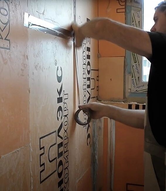 Проклеивание стыков скотчем. Напрасное занятие