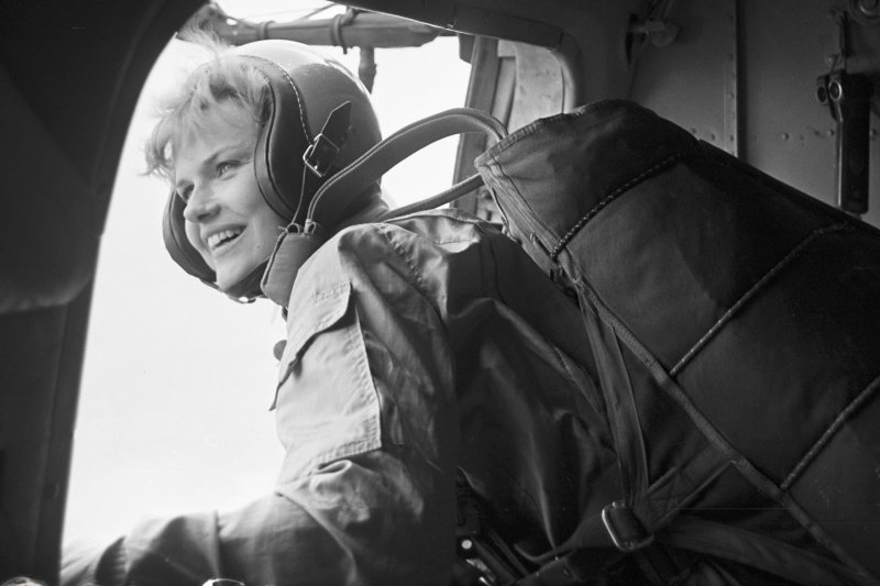 Александра Яковлева прыгает с парашютом в фильме «Парашютисты», 1984 год