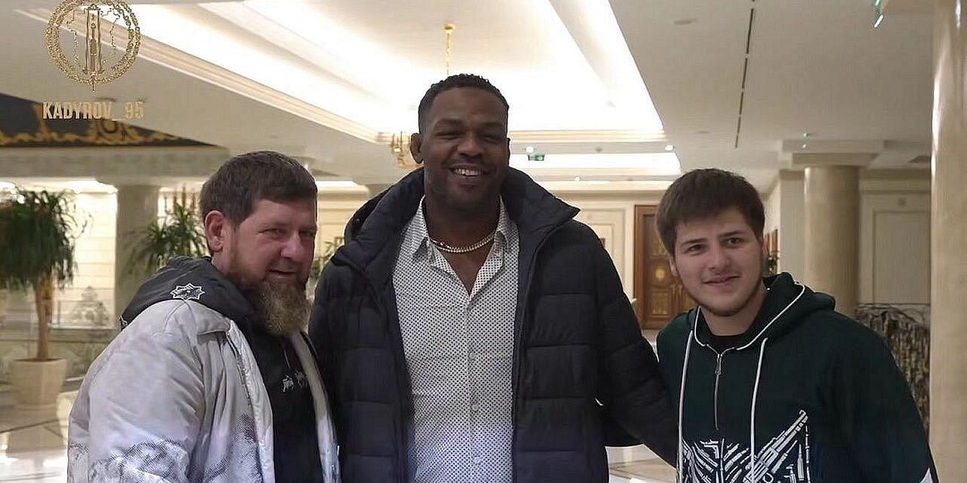 В руках трость: появилось видео Кадырова после слухов о госпитализации