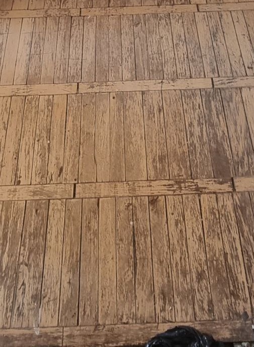 Стертый лак и потемневшая древесина. 