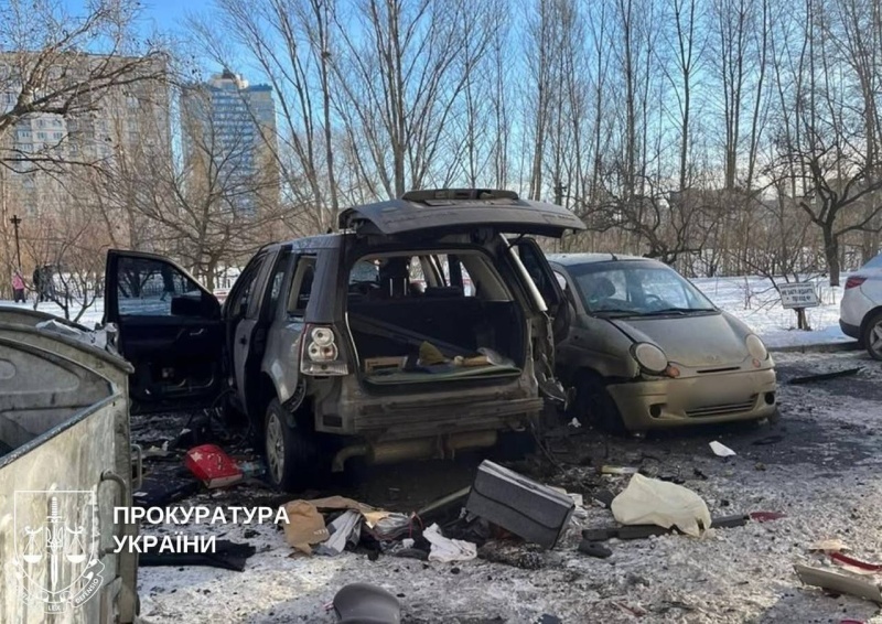    В Киеве взорвался внедорожник, пострадал военнослужащий