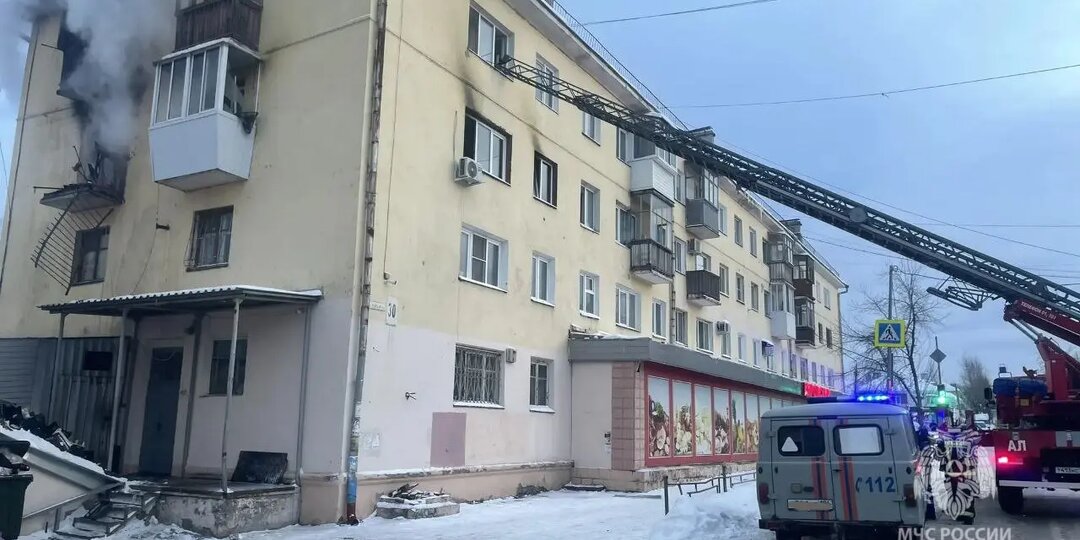 Трех человек доставили в больницу после взрыва газа в доме в Свердловской области