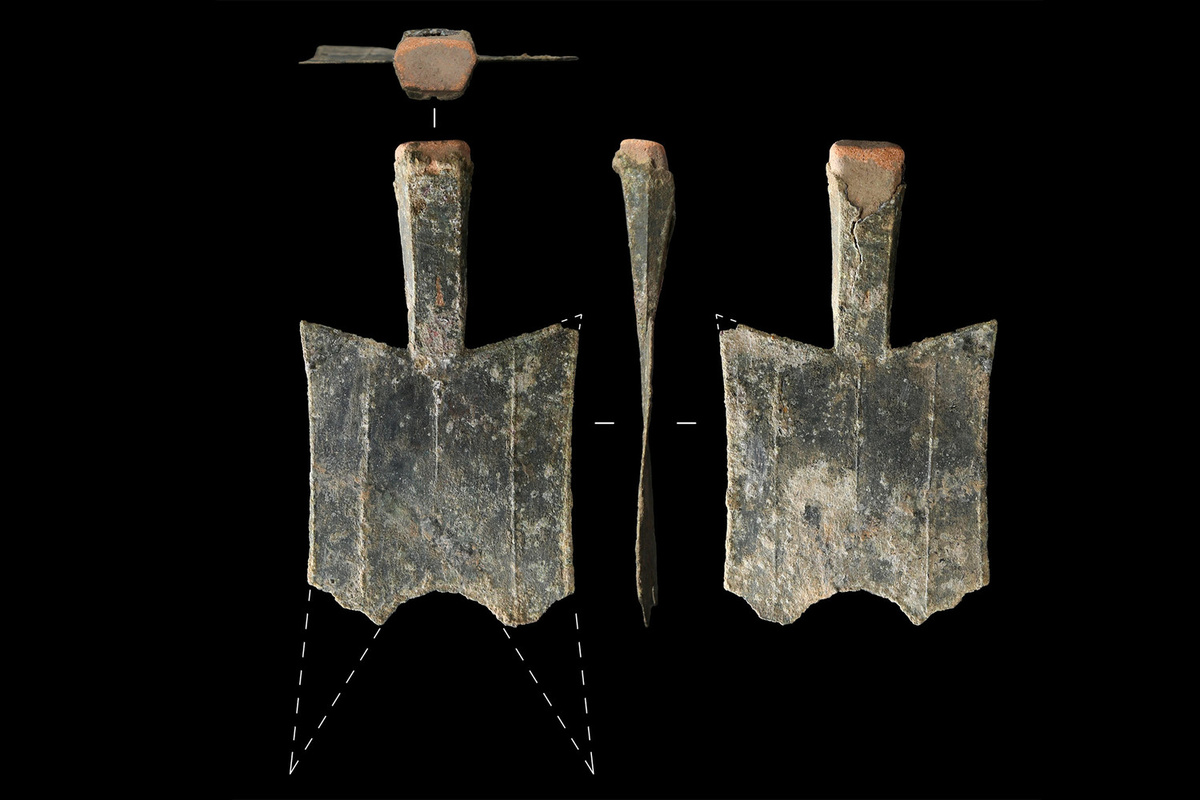 Бронзовые слитки в форме лопаток
