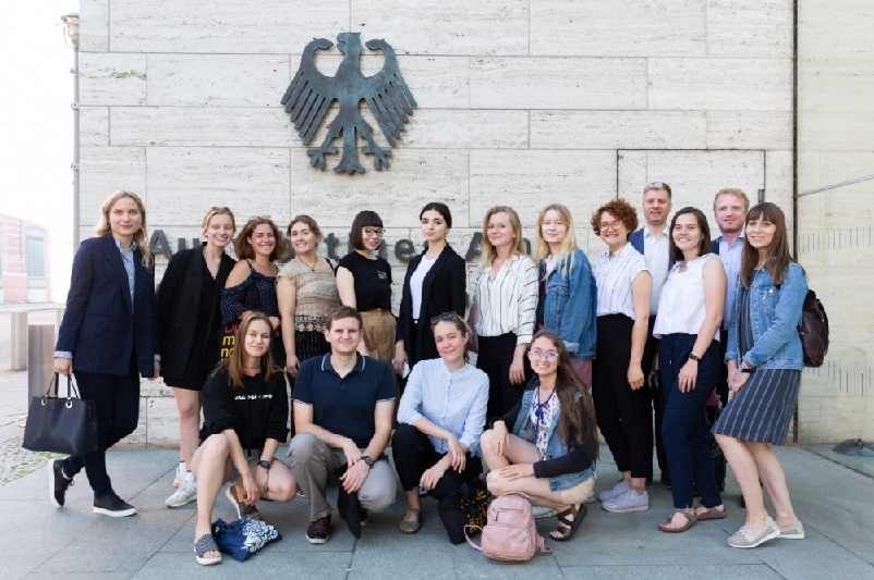 Журналисты-практиканты из последнего курса перед КоBiD-19 (фото с сайта СвРГИП)