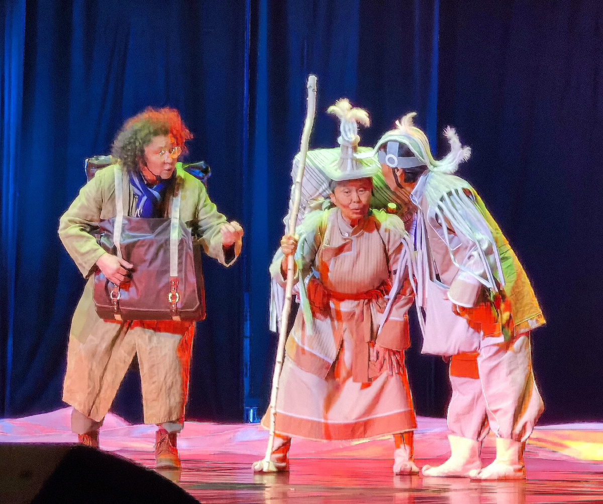 Сцена из спектакля. Слева – месье Годар, французский путешественник. Оригинальный головной убор на персонаже справа, говорит о том, что сейчас это человек, но он же – птичка, и будет принимать участие в массовых сценах, где поют и танцуют птички