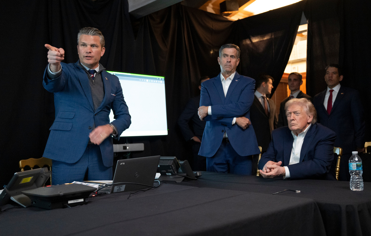    Президент США Дональд Трамп (справа)  Molly Riley/The White House via AP