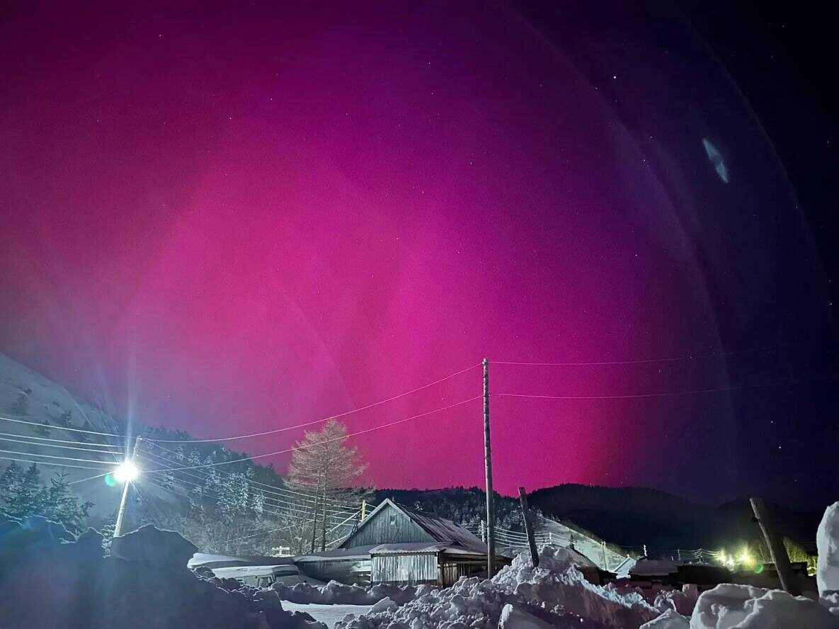 Из-за мощнейшей за последние годы магнитной бури в январе 2026 года многим регионам России удалось увидеть в небе северное сияние. В том числе, оказались и жители Хабаровского края, которые наблюдали шикарное северное сияние красного и зеленого цвета. Источник фото: телеграм-канал Сводка25