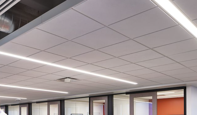 Подвесной потолок типа "армстронг" - фрагмент потолка. Монтаж со специальным периметральным профилем