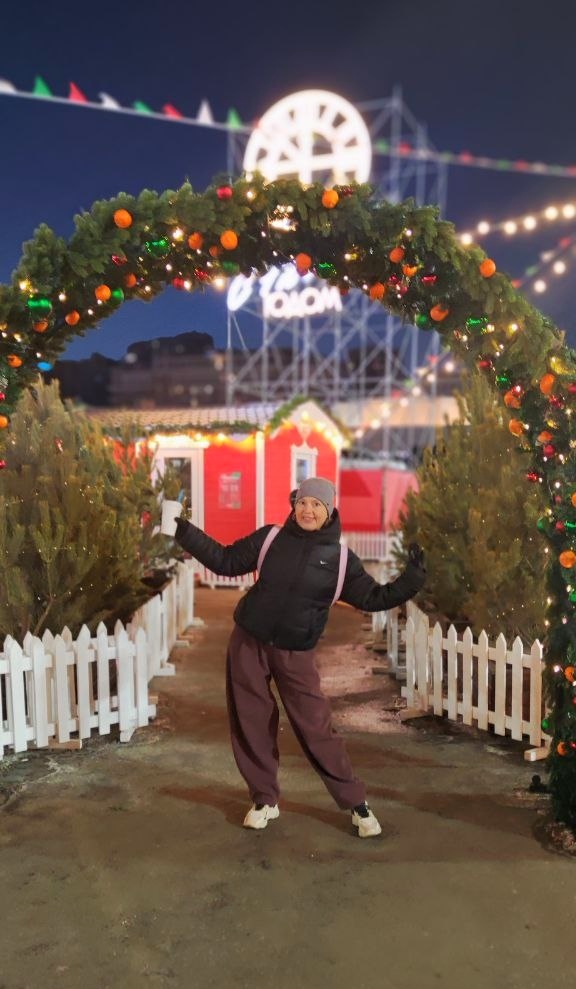 К каждой фотозоне длинная очередь из желающих запечатлеться среди красивого новогоднего. Мы успели без очереди только к арке, я под ней даже станцевала)))