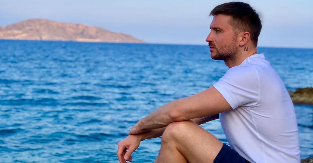 Лазарев в ожидании философских текстов. Фото Яндекс.Картинки. 