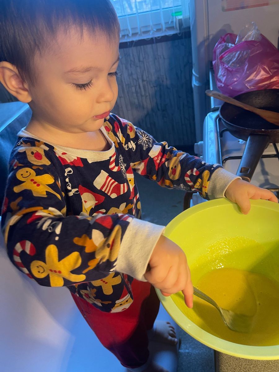 Помогает готовить завтрак