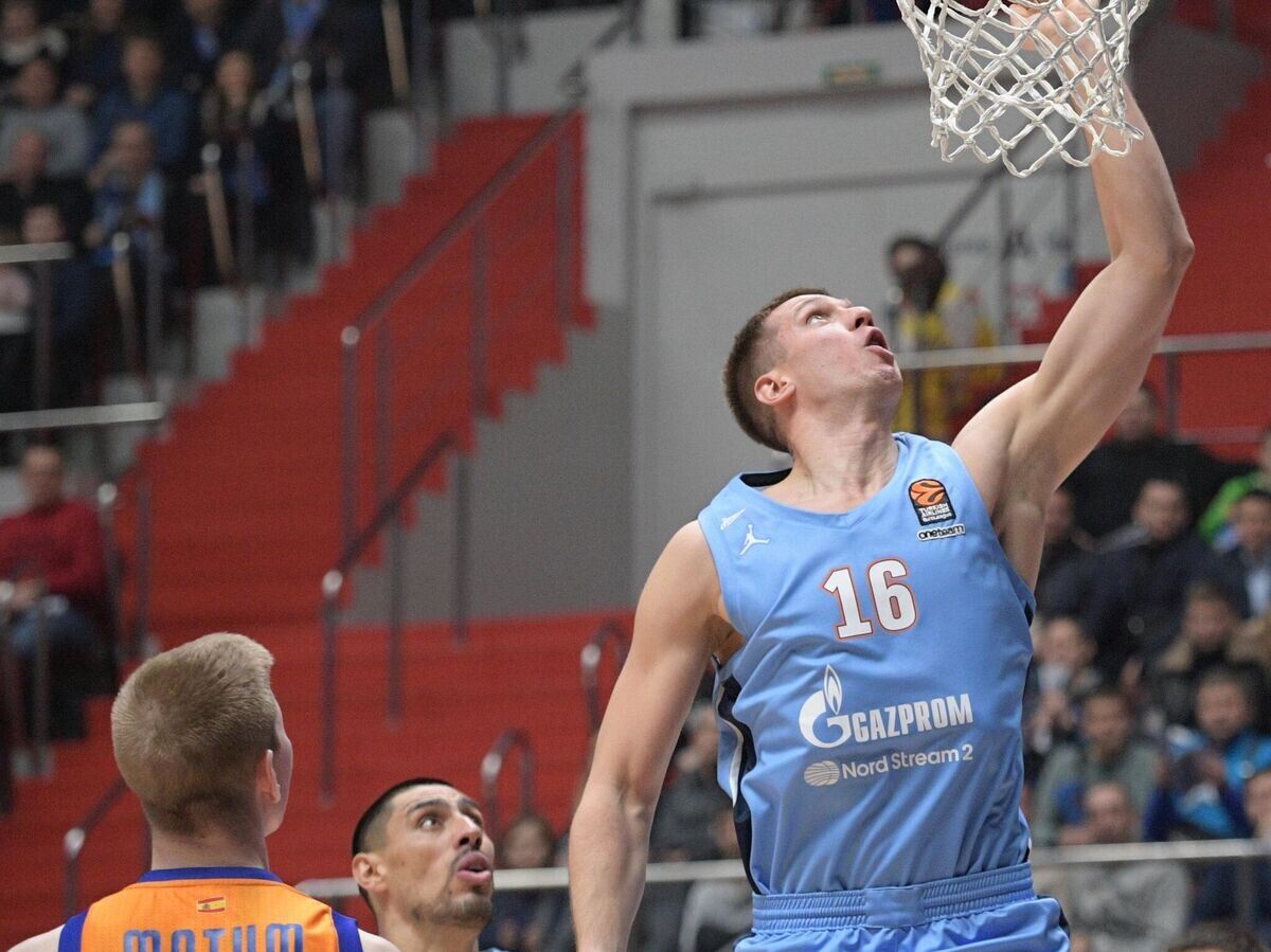   Игрок БК "Зенит" Владислав Трушкин (справа) в матче 20-го тура регулярного чемпионата мужской баскетбольной Евролиги сезона 2019/2020 между БК "Зенит" (Россия, Санкт-Петербург) и БК "Валенсия" (Испания, Валенсия). | © РИА Новости / Александр Гальперин