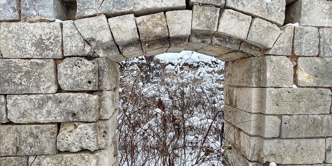 Нашли старинную белокаменную часовню, которая обречена на гибель