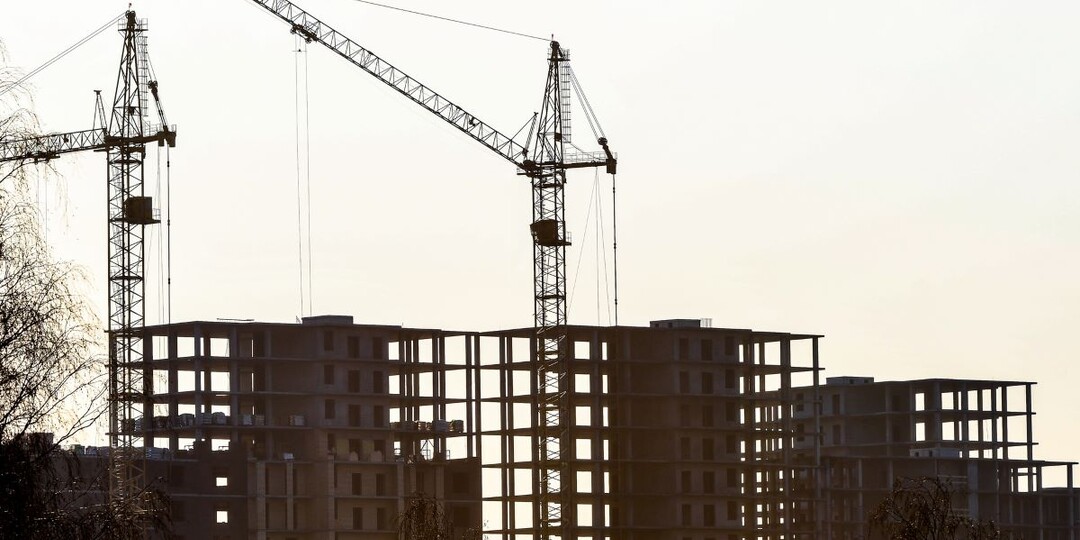 На стройке в Челябинске загорелся башенный кран