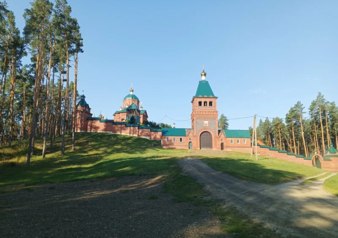 Шиханский монастырь с божьей природой, тихо, мирно, солнышко любит это место и помогает на него светить и сверху наверное тоже там создатель любуется, что такое сделали