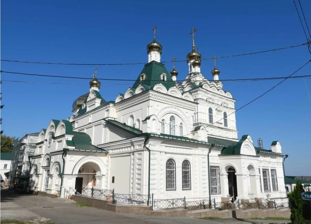 А это вот наш пензенский монастырь женский, большой, длинный и мне тут иконы очень нравяться их много и маленьких и больших и главное все по делу. То, что нужно и должно иметь во многих домах, усадьбах, дачах, деревнях и так далее у кого что имеется