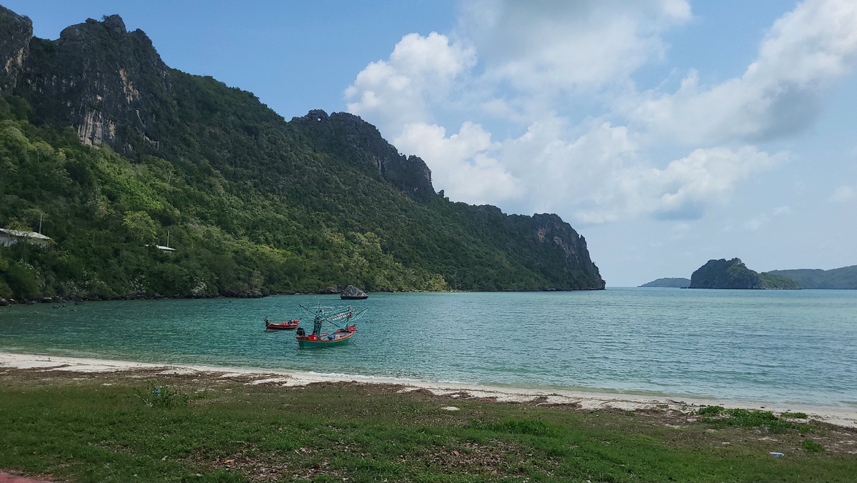 Часть пляжа у горы Кхао Лом Муак