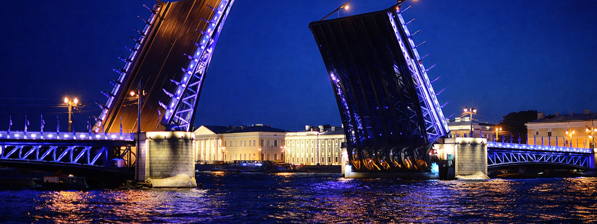 Развод Дворцового моста на фоне Эрмитажа