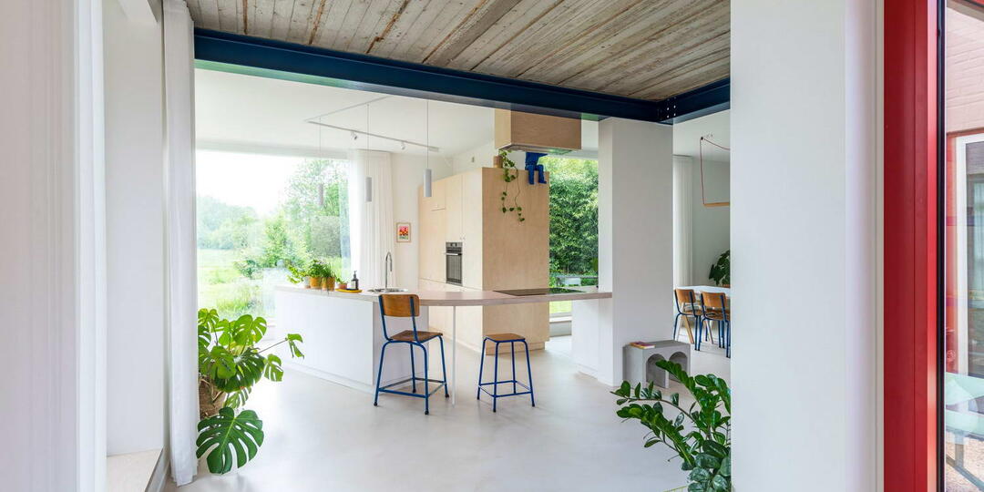 Просто и необычно: Обновление полувекового бунгало в Бельгии