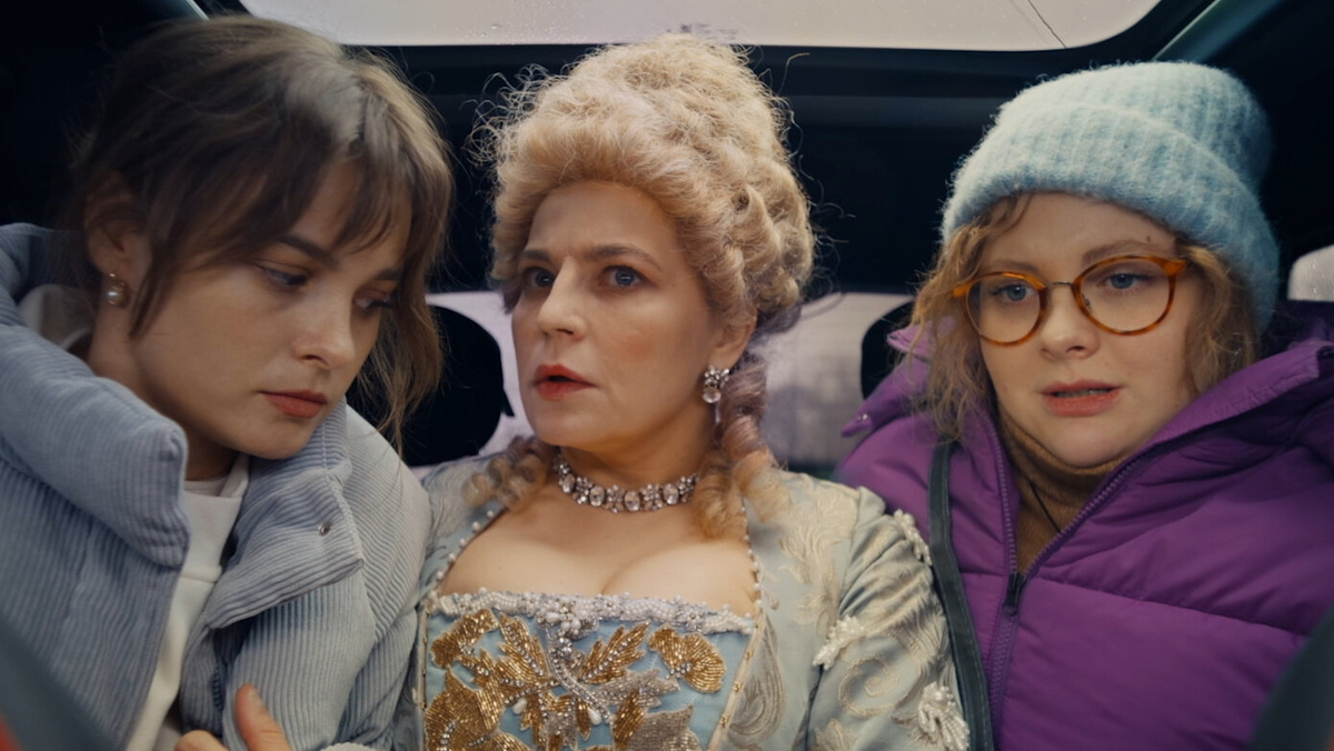 Кадр из фильма «Шальная императрица», 2025