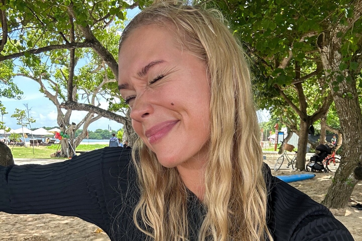     «Я влюбилась в серфинг и не хочу вылезать из воды!»: прилетевшая на Бали Кристина Асмус показала забавные фото