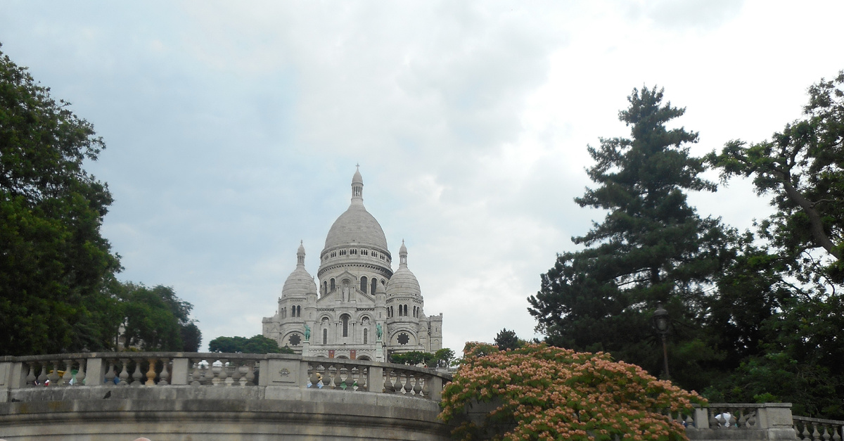 На Монмартр поднимались по лестнице очень высоко